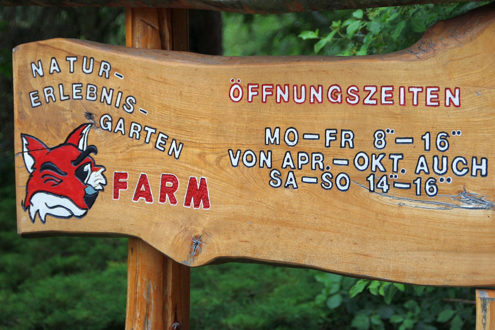 Eingangsschild mit Öffnungszeiten, Bild: Bernd Sprenger